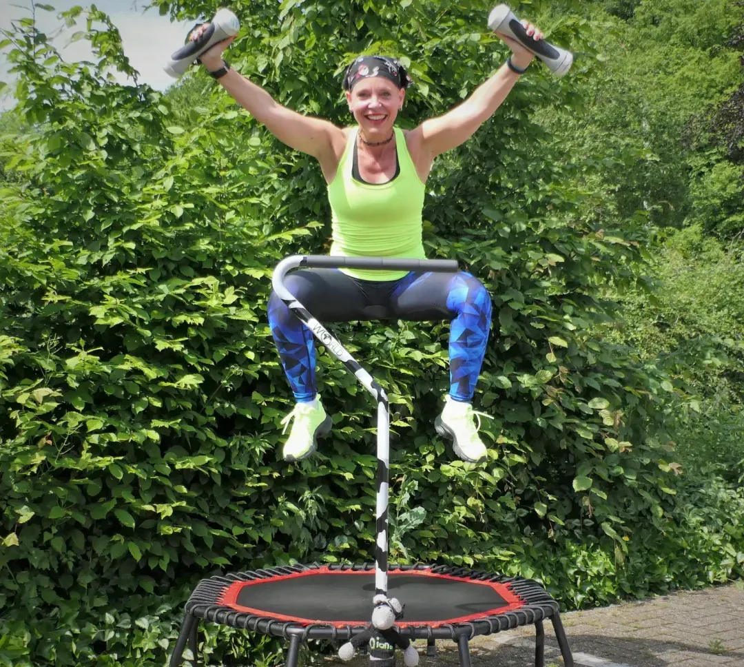 Diana Metz in Bewegung beim Trampolintraining im Freien