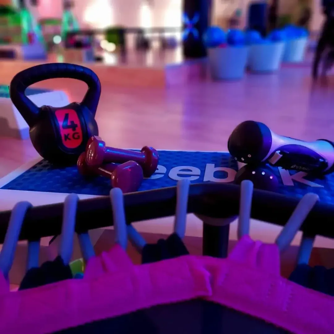 Kurzhanteln und Kettlebell auf einem Stepper