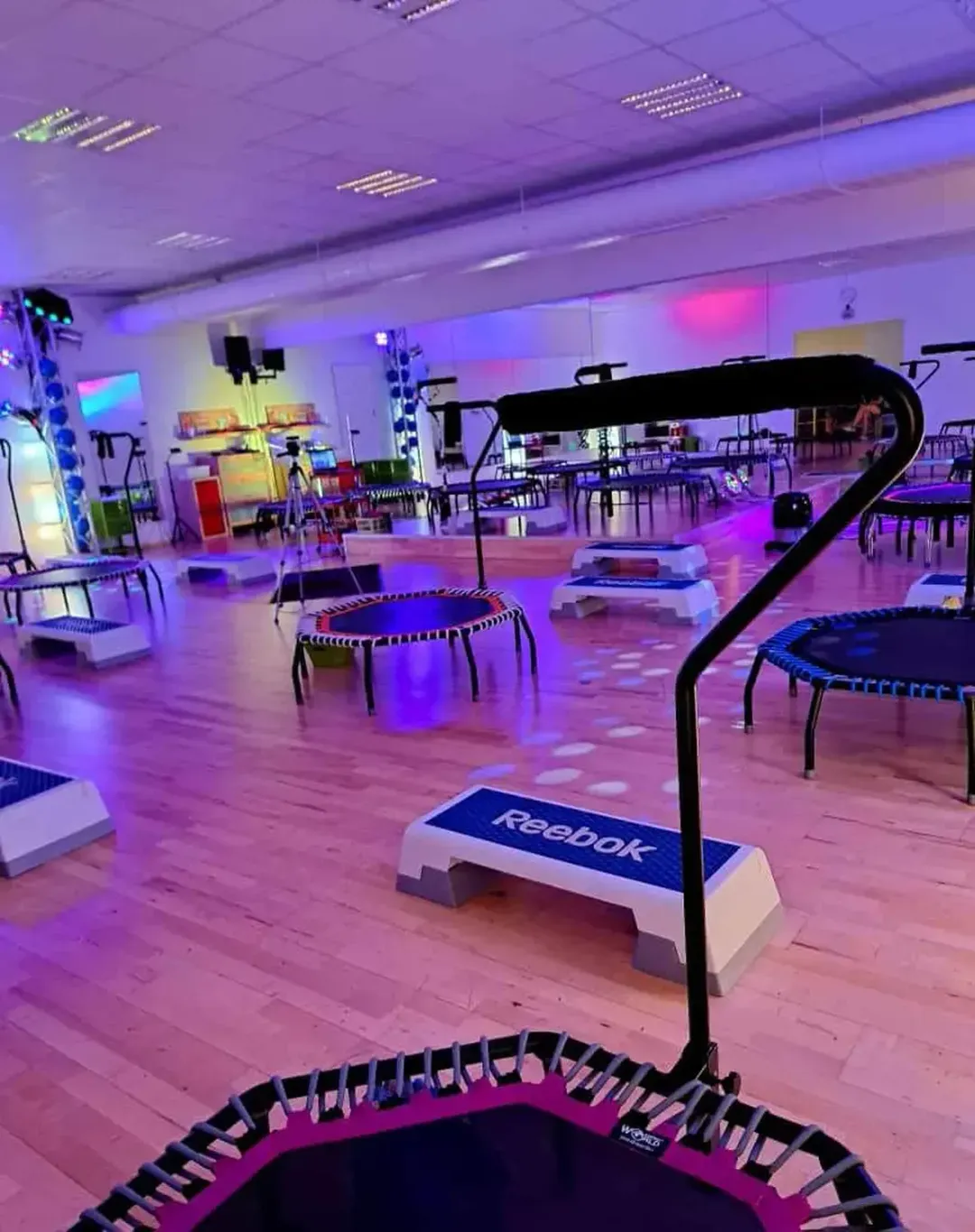 Kursraum mit Trampolinen und Steppern