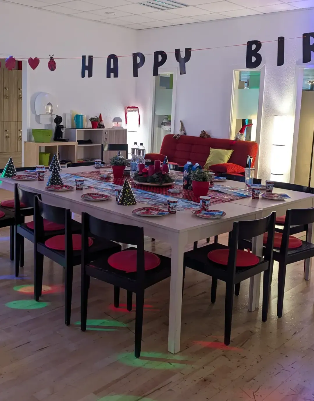 Festlich gedeckter Tisch für einen Kindergeburtstag