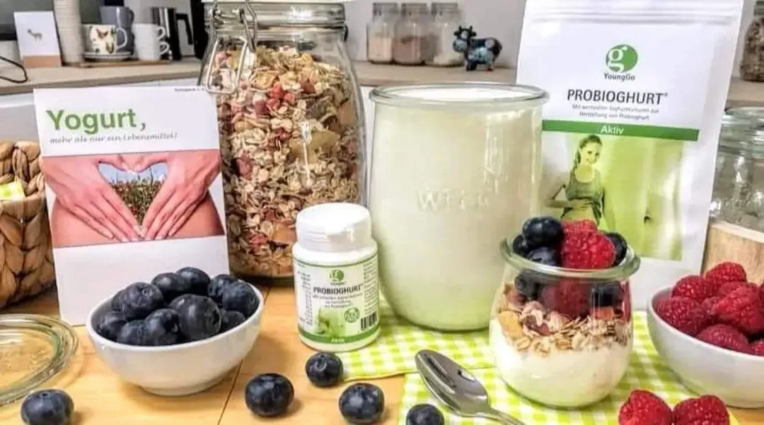 Gesundes Frühstück mit Joghurt, Müsli und Beeren