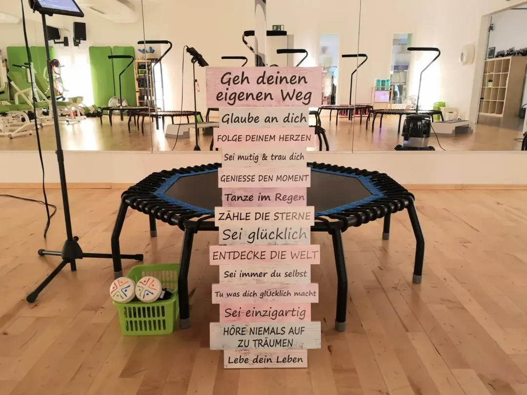 Schild mit der Aufschrift „Geh deinen eigenen Weg“ im Kursraum