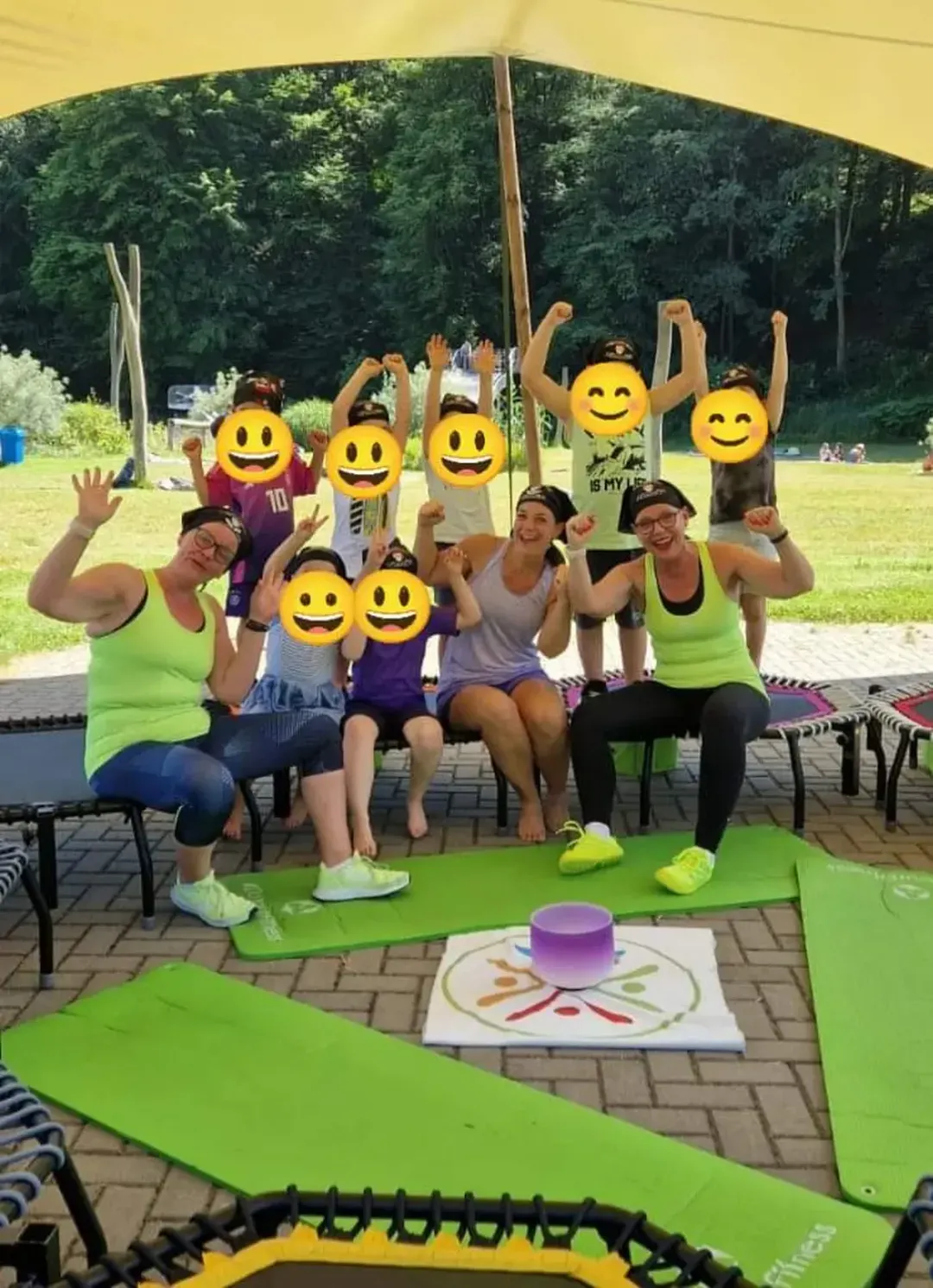 Kinder und Trainerinnen jubeln gemeinsam im Freien