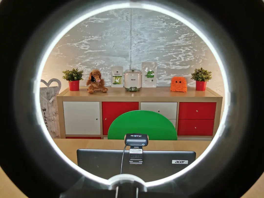 Blick durch ein Ringlicht auf den ZOOM-Arbeitsplatz von Metz-Vital
